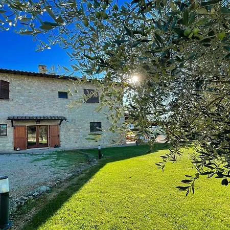 Hotel Todi By The Poolexc Poolwalk To Todi 5 Kmsrestaurant 05 Kms Sleeps 4*