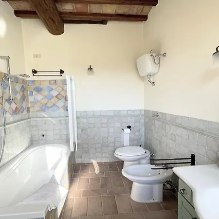 Hotel Todi By The Poolexc Poolwalk To Todi 5 Kmsrestaurant 05 Kms Sleeps 4*