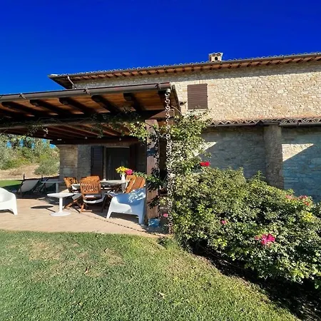 Hotel Todi By The Poolexc Poolwalk To Todi 5 Kmsrestaurant 05 Kms Sleeps 4*