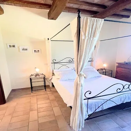 Hotel Todi By The Poolexc Poolwalk To Todi 5 Kmsrestaurant 05 Kms Sleeps 4*