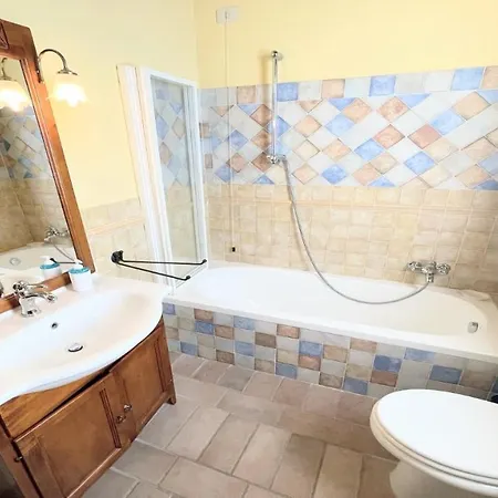 Hotel Todi By The Poolexc Poolwalk To Todi 5 Kmsrestaurant 05 Kms Sleeps 4*